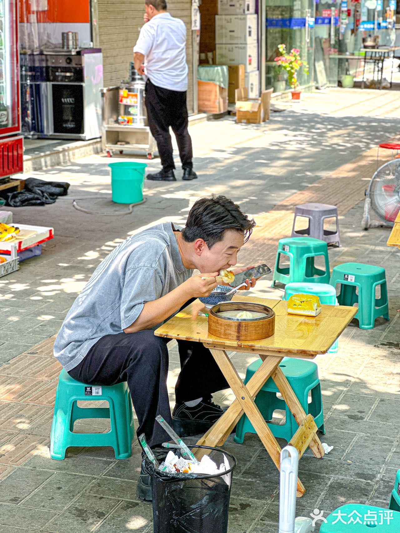 震惊！西安这家包子店排队有30米了吧！