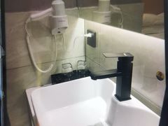 -轻奢·全曼酒店(深圳坂田北地铁站店)