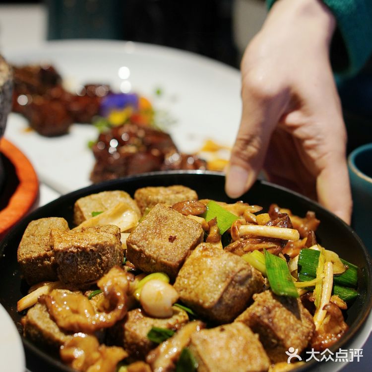 菠萝做咖喱，蟹粉配桃花❓也太会玩了