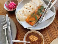 烟熏三文鱼配烤饺子皮和芥末籽酱-BOR Eatery(安福路店)