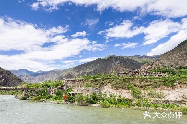 自成方圆，却又依山傍水，恰似传说中的世外桃源