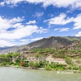 自成方圆，却又依山傍水，恰似传说中的世外桃源