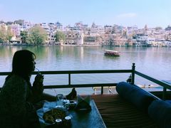 -Lake Shore Hotel & Restaurant