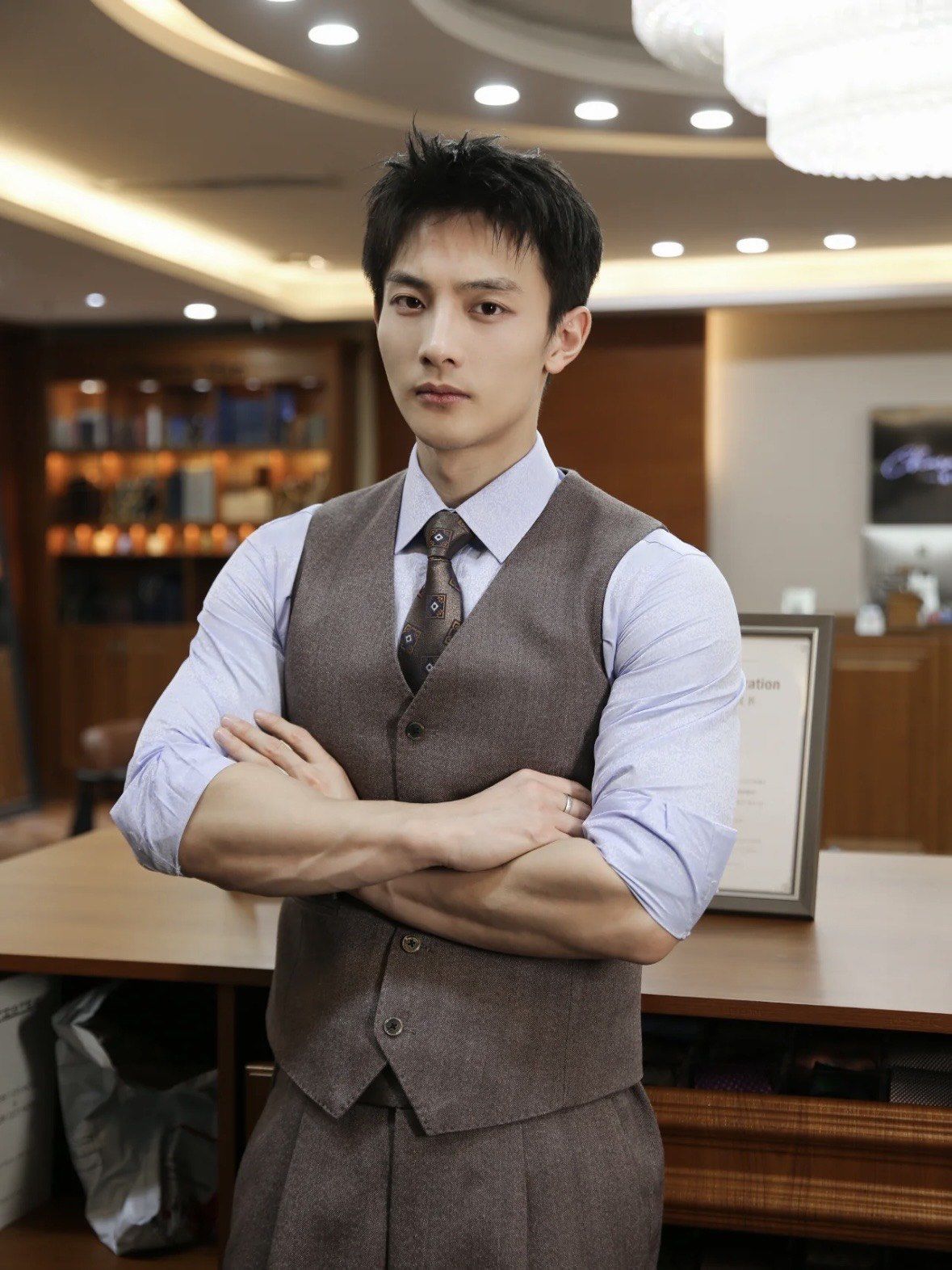 
穿上西装打上领带,整个人都精神不少
有了