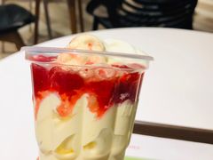 新草莓圣代-肯德基(兴隆店)