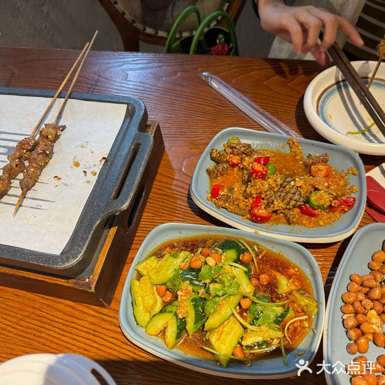 这里的呼伦贝尔羊肉串真是一绝!嫩滑多汁的羊肉