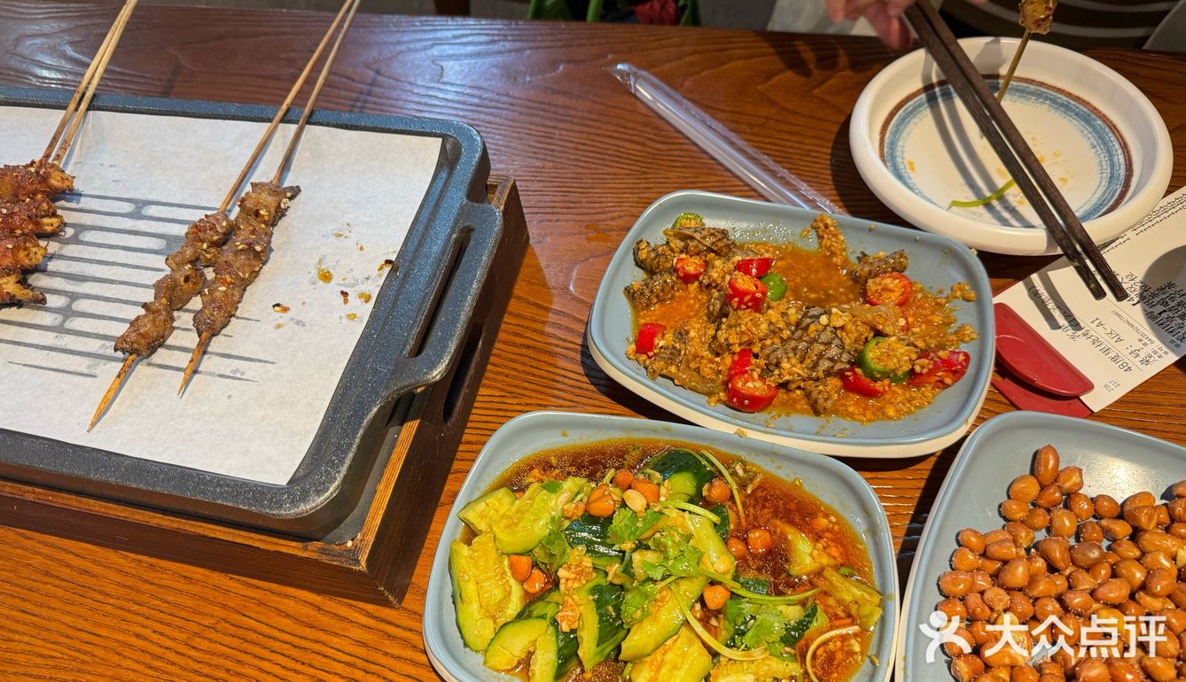 这里的呼伦贝尔羊肉串真是一绝！嫩滑多汁的羊肉