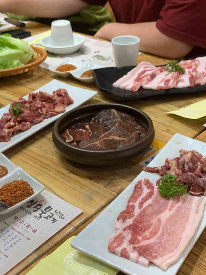 全州烤肉 (宏程店)-"店里地方很大,桌很多,有2个机器人送餐,.