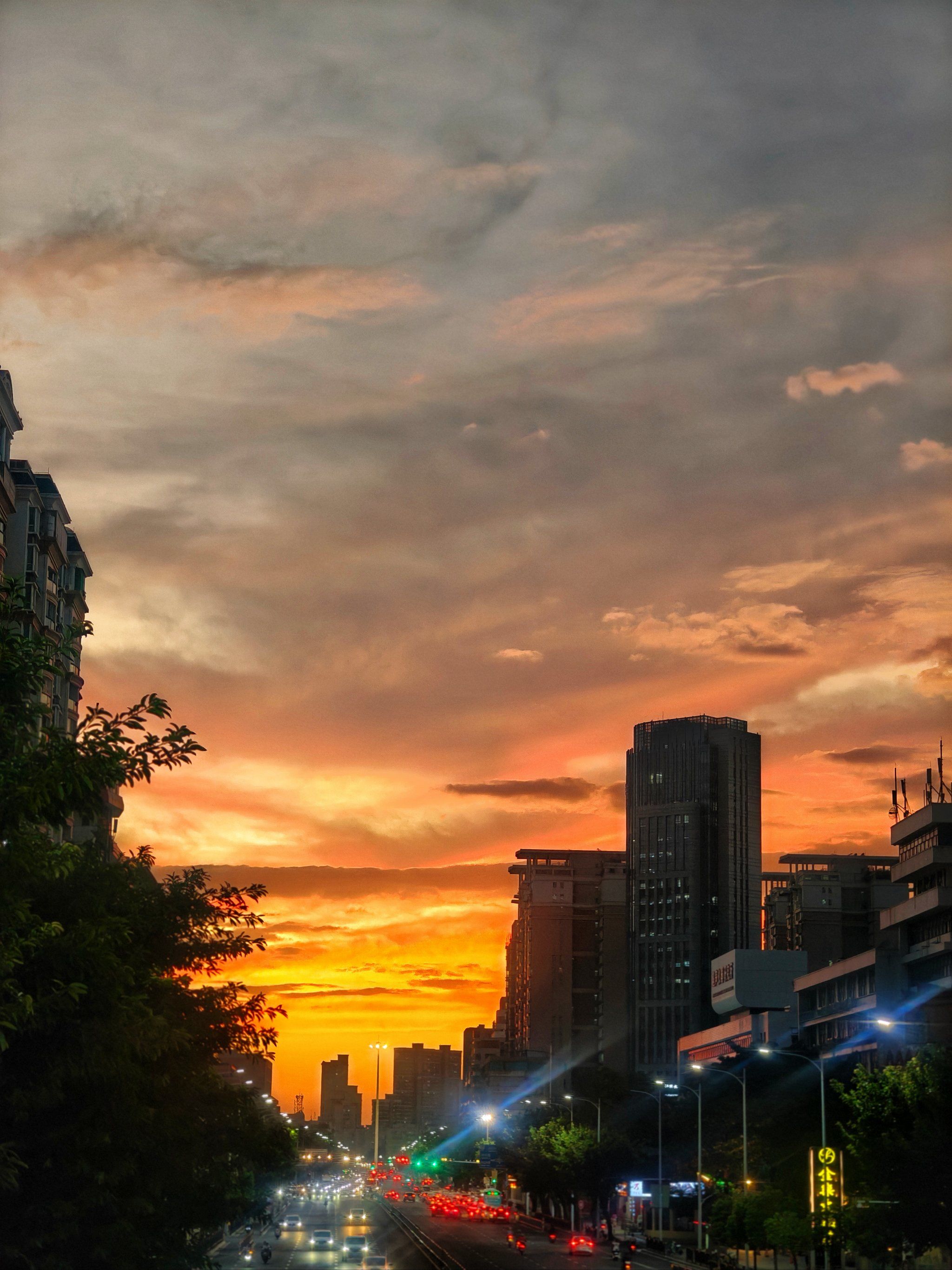 今日傍晚的天空色彩斑斓