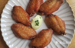 Crispy Chicken Wings with Mustard Cream