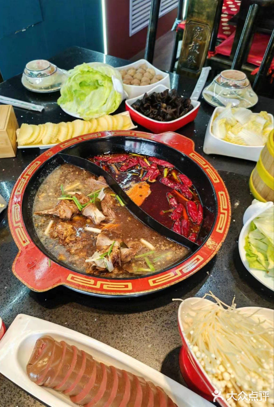 肉质一绝的宽板凳老灶火锅 