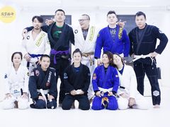 -菠萝格斗巴西柔术训练馆