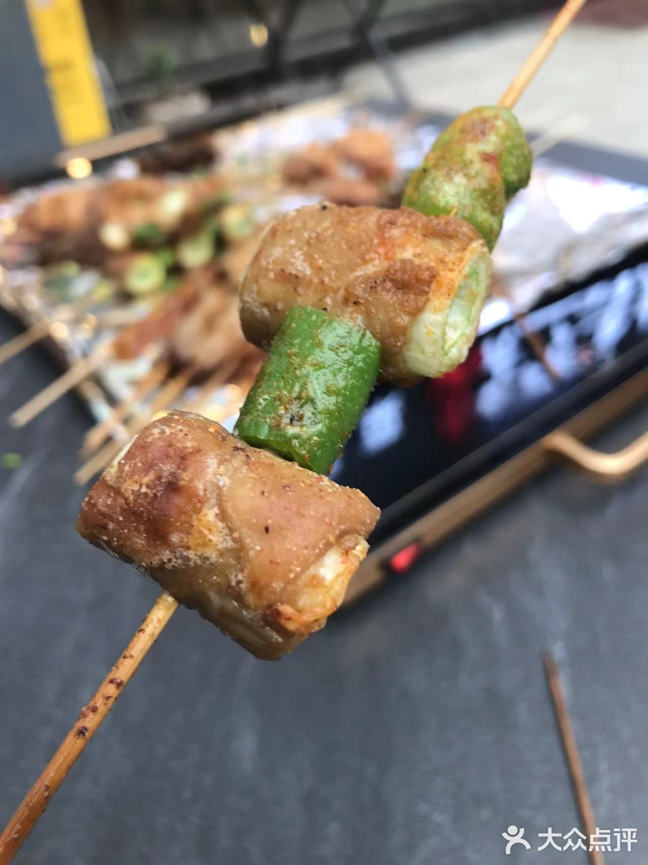 在草金路的中诚悦府新开了一家青春烧烤，从装修风格到味道不摆了