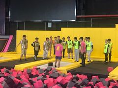 -嘿哟动霸CHUA·新潮玩运动娱乐中心·蹦床滑冰团建乐园