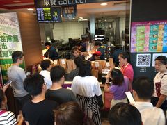 等位区-麦当劳(展览路店)