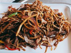 茶树菇炒牛柳-东方之猪四更烤乳猪(金垦总店)