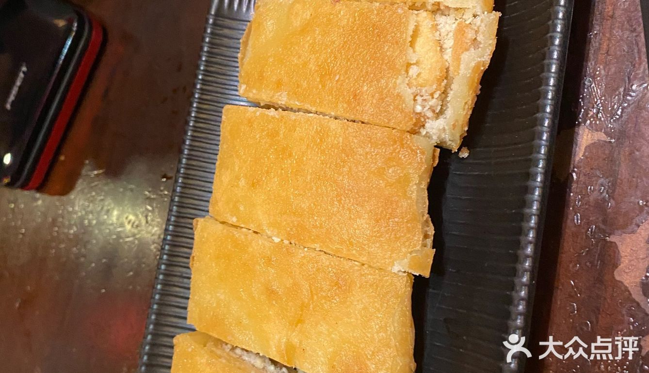 甜甜的，好吃极了。还有个什么饼，我一个没吃