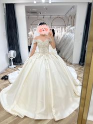 -予白婚纱礼服馆