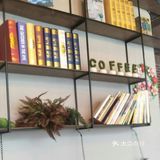 在市六人民医院后面，一条人流量不是很大的柳州路上