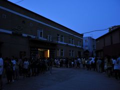 门外排队的人，围成一圈-麻雀瓦舍mako live house