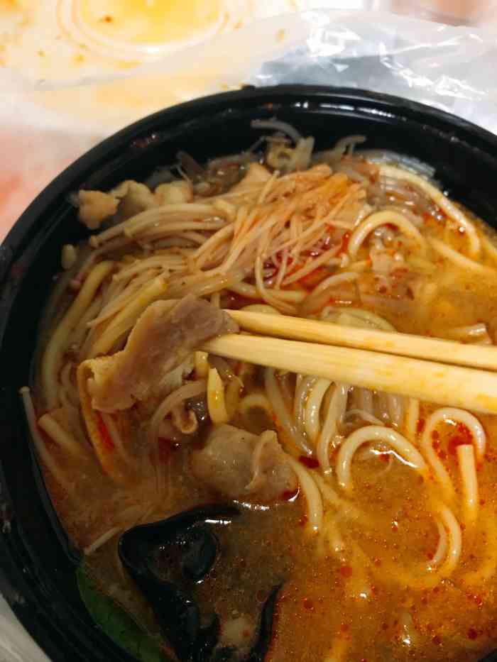 云南过桥米线(德缘美食城店)-"点的外卖 一大碗量挺大的 味道有浓重的