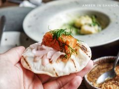 烟熏三文鱼配烤饺子皮和芥末籽酱-BOR Eatery(安福路店)