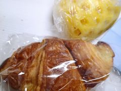 榴莲牛奶牛角包-YUMI芽米·法式烘焙·咖啡(文化宫店)