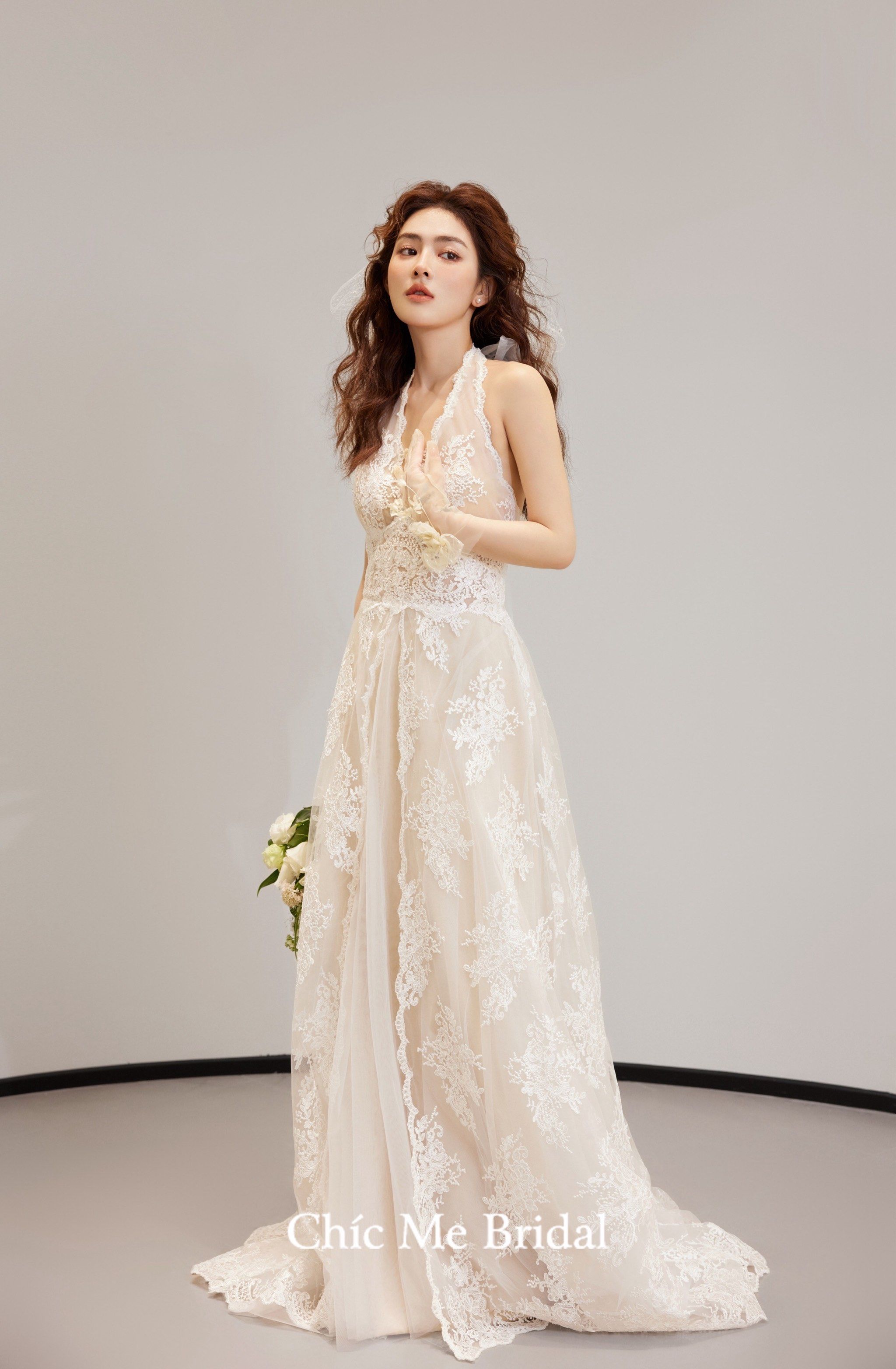 举手投足的优雅,挂脖蕾丝长裙