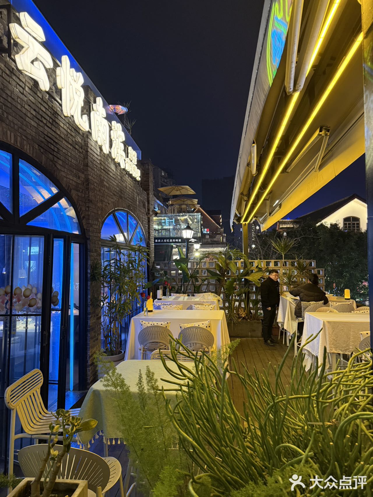 便能邂逅一家满是惊喜的江景餐厅。宽敞的大露台