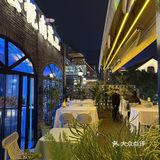 便能邂逅一家满是惊喜的江景餐厅。宽敞的大露台