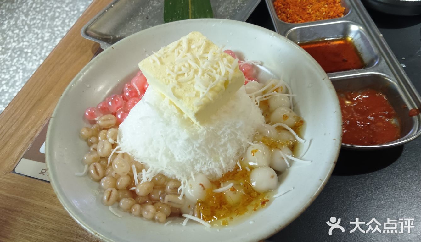 都是免费的。试问哪家烤肉店会这么多的配料给你配烤肉啊喂！