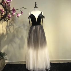 -月月婚纱礼服仓储店(王府井店)