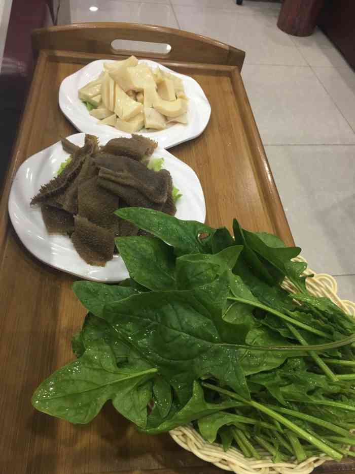 涮捞煮义(浦东机场店"菜饭很好吃,香,鸡腿很大,汤里居然有肉骨.