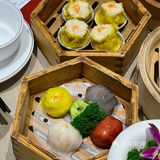 都说广东人爱吃鸡，这家的白切鸡果然好吃，鸡皮爽滑