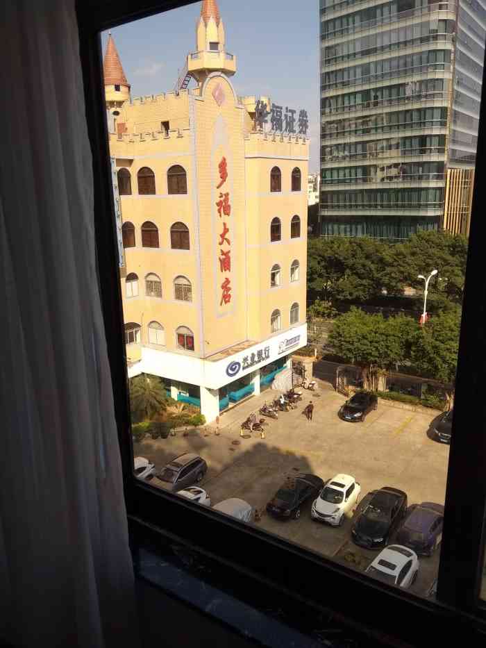 今天出差到福清,在网上订了多福酒店的标间,位置很好找,就在沃尔玛