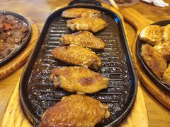 料理烤焦香翅中-老东镇啤酒屋海鲜加工·蒸汽海鲜·海鲜烧烤(台东店)