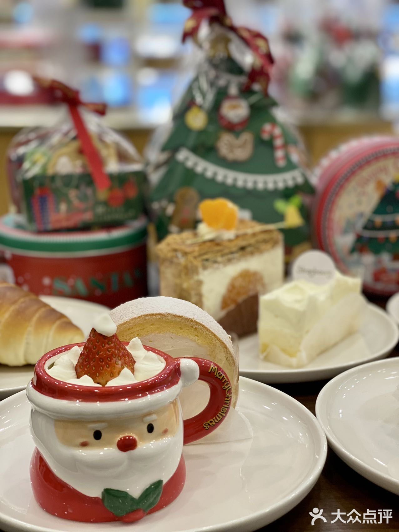 见过圣诞🎄氛围这么浓的蛋糕房吗？