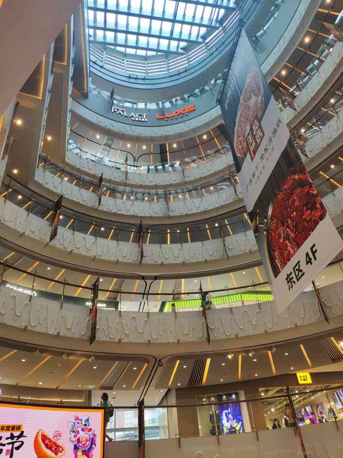 长宁来福士-"先说停车:停车位少,进出口道路缺乏管理,.