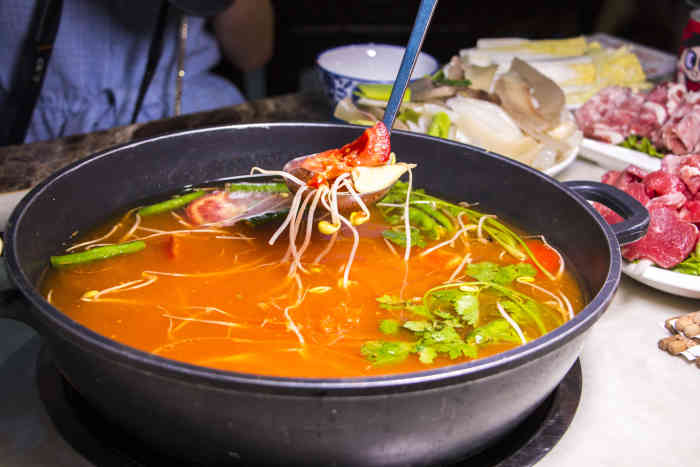 黔味东南酸汤牛肉火锅(延安东路店)