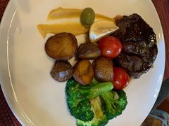 碳烤肉眼牛排及秘制牛排汁-WOLFGANG PUCK KITCHEN & BAR(迪士尼小镇店)