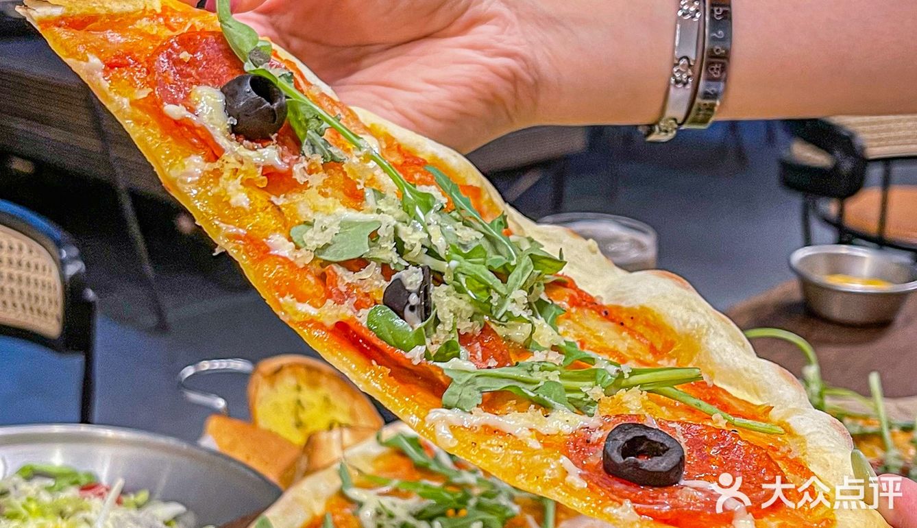 点单不用纠结口味😛一米长披萨满足4️⃣个味道