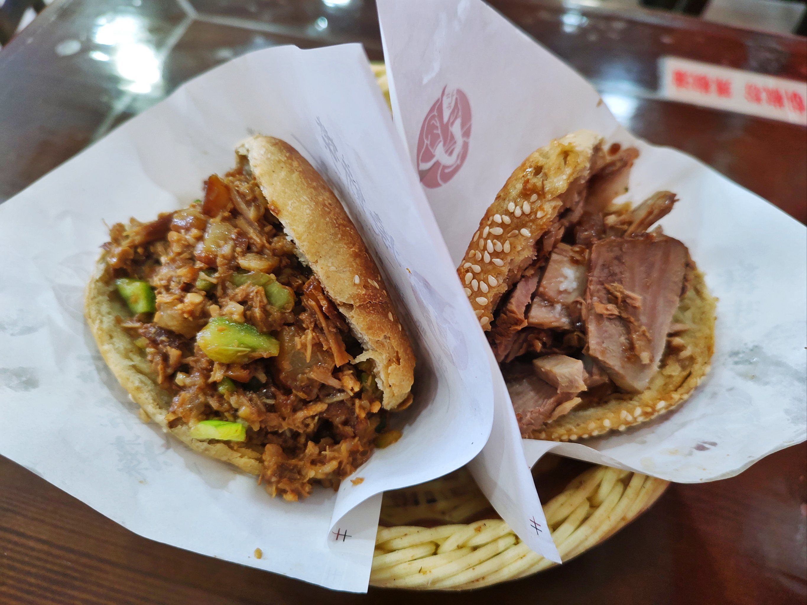 烧饼夹肉嘎嘎香!