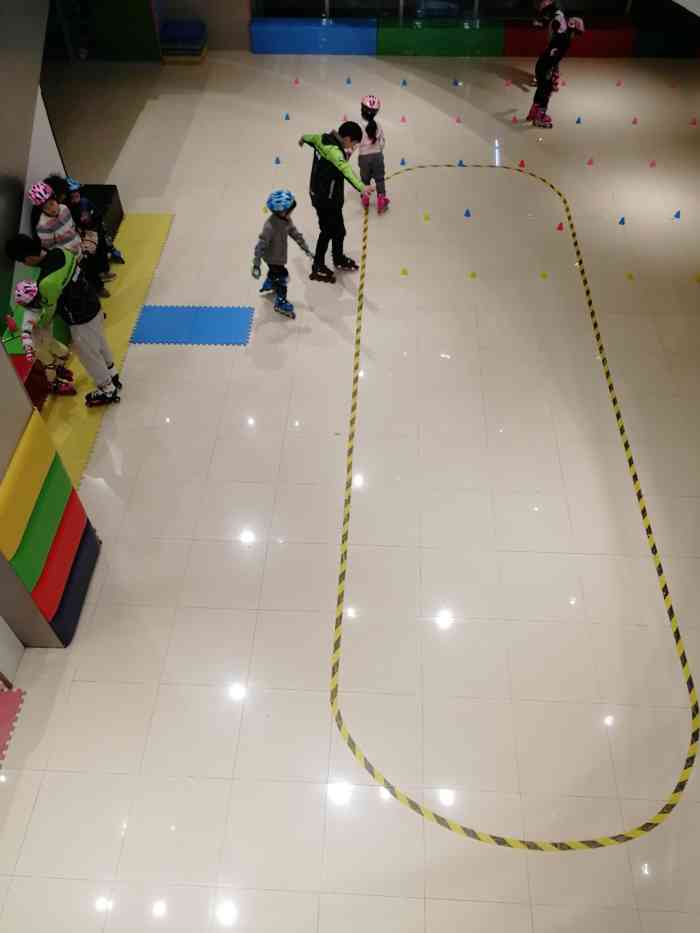 阿布溜溜轮滑(仙林金鹰店)-"位置 仙林金鹰靠近衫湖西路这边一个下沉