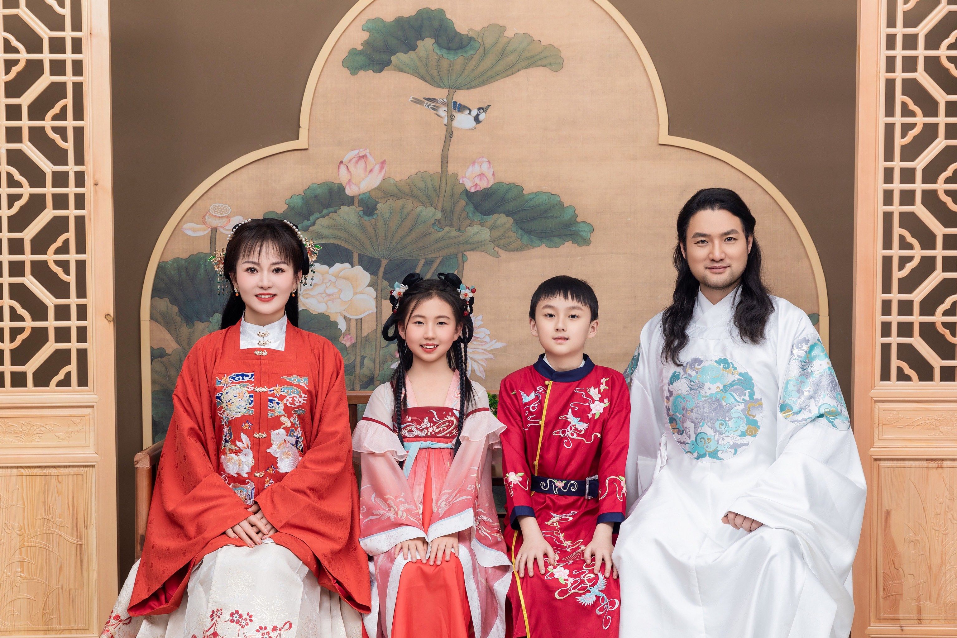 汉服将她们紧密联系在一起,传承着中华优秀传统文化