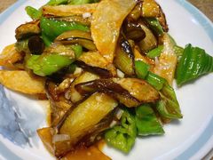地三鲜-东北哈尔滨酱骨头馆房掌柜铁锅炖