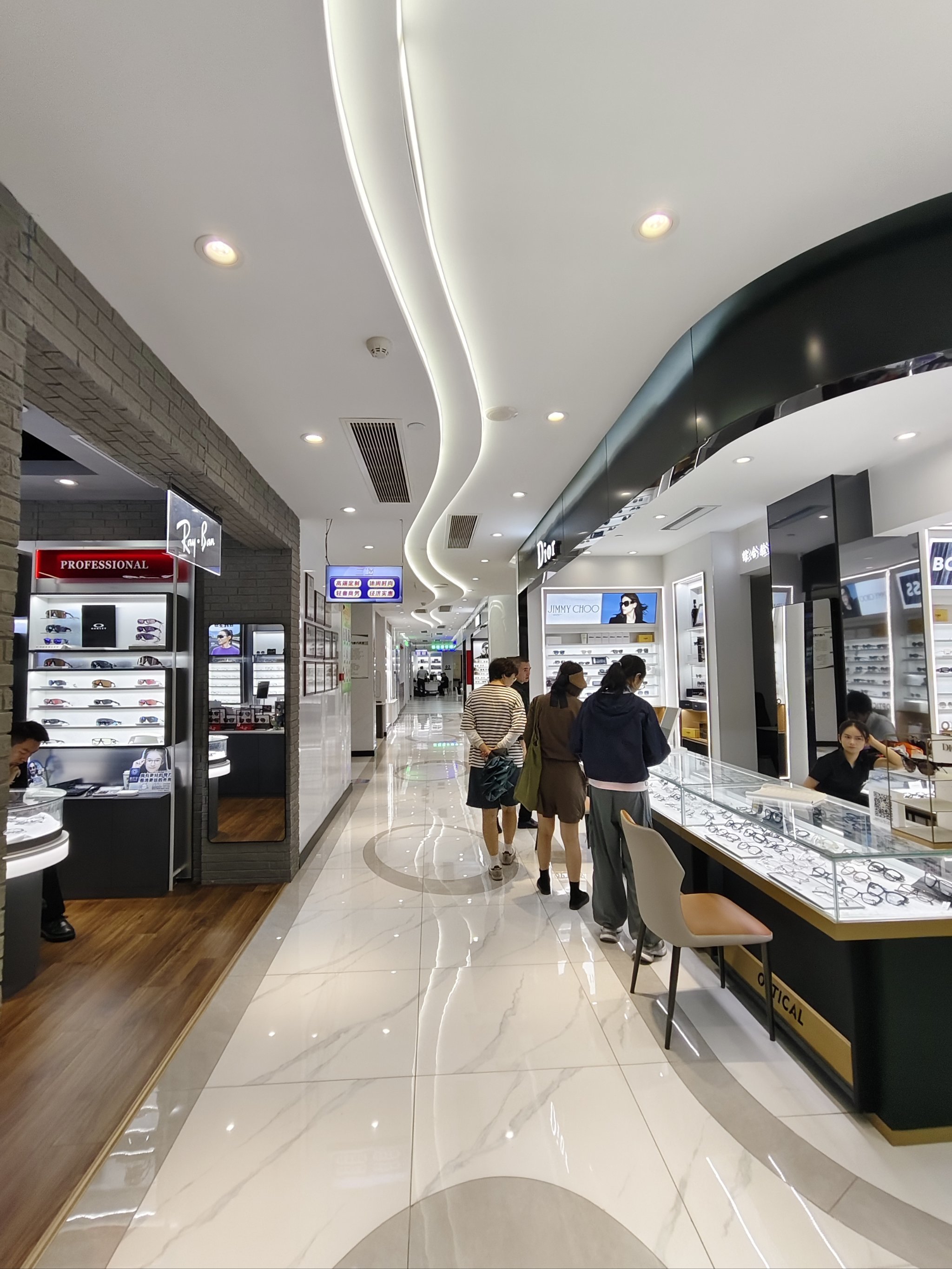 批发零售验光加工一体的广州最大的潮牌眼镜店