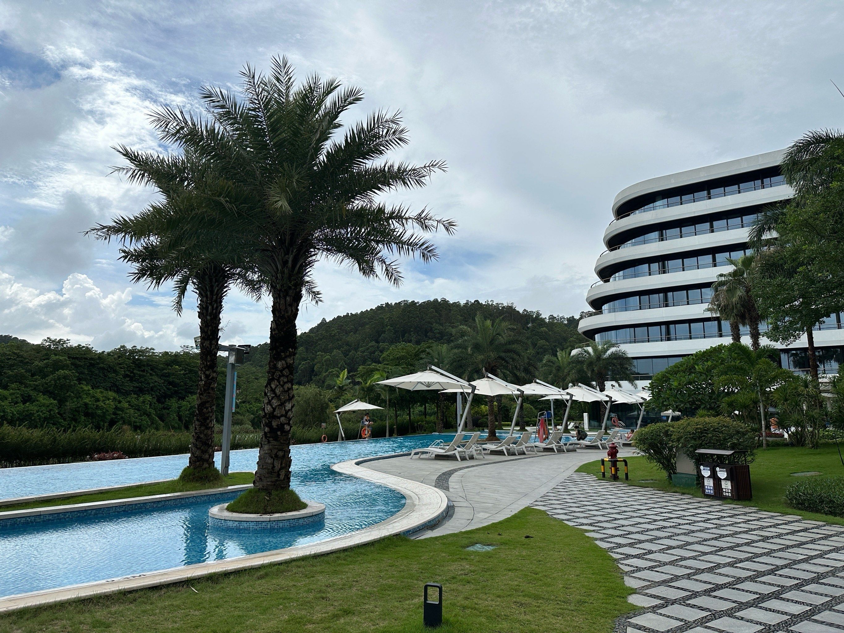 环境很不错,很大,设施齐全.
小朋友