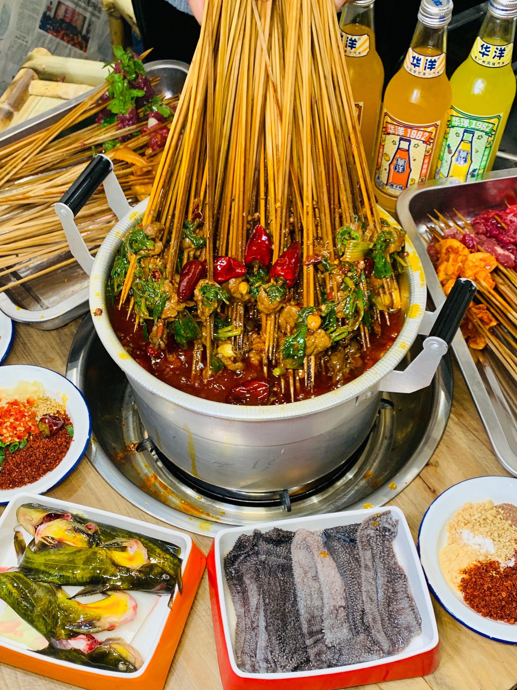 震惊!这家锑锅串串居然要排队,是有多好吃