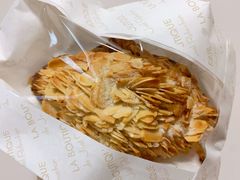 巴旦木羊角包-Salon de The de Joel Robuchon(外滩18号店)