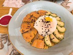 三文鱼牛油果拌饭-麦甜创意轻食餐厅(西康路店)